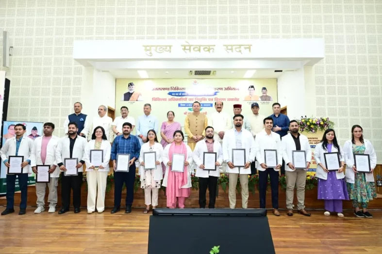 मुख्यमंत्री ने 307 नव नियुक्त अभ्यर्थियों को सौंपे नियुक्ति पत्र