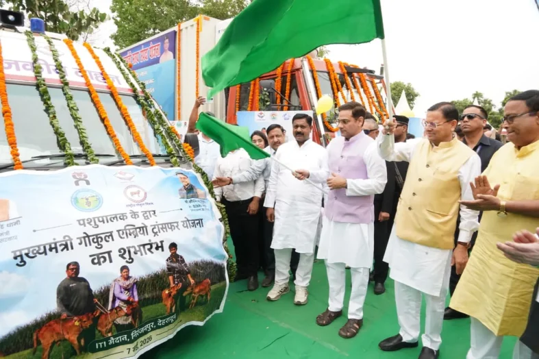 पशुपालकों और मत्स्य पालकों से सीएम धामी का संवाद, फिशरीज वैन को दिखाई हरी झंडी
