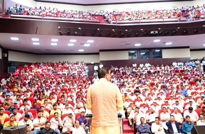 बुजुर्गों के सम्मान और सुरक्षा को लेकर सरकार प्रतिबद्ध: CM धामी