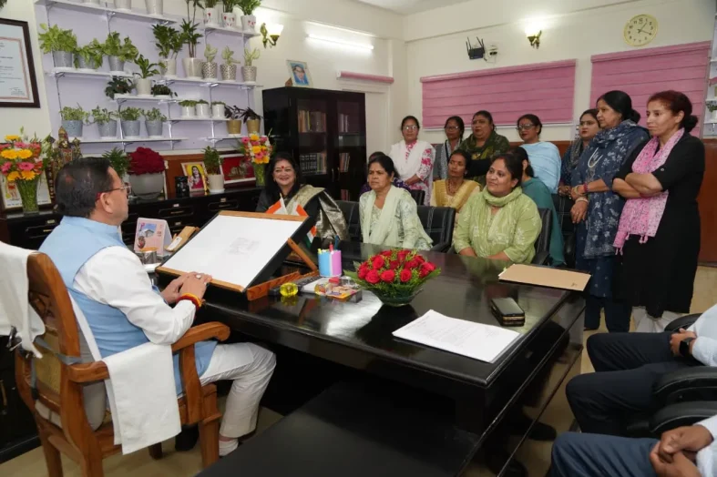 आंगनबाड़ी कर्मियों की मांगें CM धामी के सामने, प्रतिनिधिमंडल ने की मुलाकात