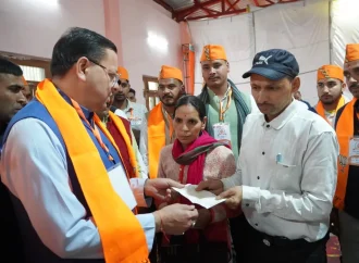 मुख्यमंत्री धामी ने दिवंगत सोमेंद्र सिंह बोहरा के परिजनों को सौंपी ₹10 लाख की सहायता राशि