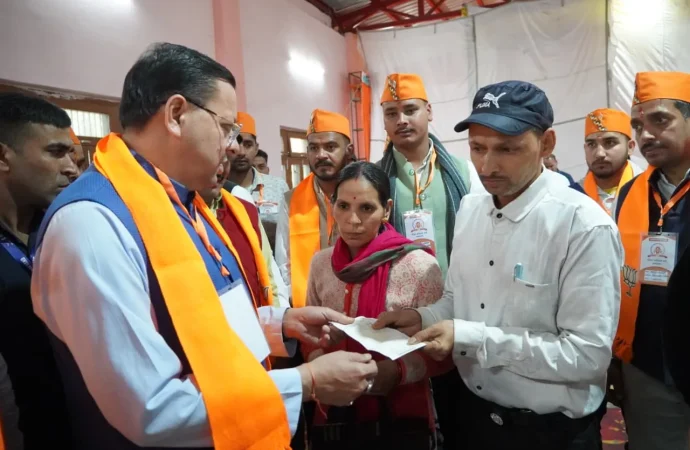मुख्यमंत्री धामी ने दिवंगत सोमेंद्र सिंह बोहरा के परिजनों को सौंपी ₹10 लाख की सहायता राशि