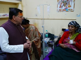 जिला अस्पताल पहुंचे सीएम धामी, मरीजों से मिलकर जाना स्वास्थ्य सेवाओं का हाल