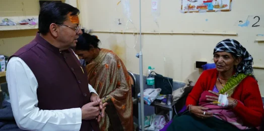 जिला अस्पताल पहुंचे सीएम धामी, मरीजों से मिलकर जाना स्वास्थ्य सेवाओं का हाल