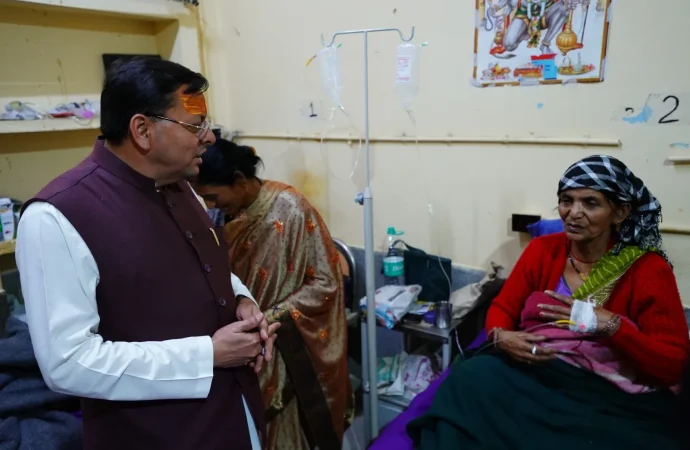 जिला अस्पताल पहुंचे सीएम धामी, मरीजों से मिलकर जाना स्वास्थ्य सेवाओं का हाल