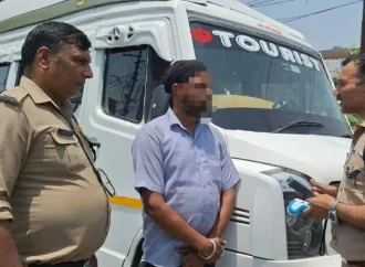 दून पुलिस की मुस्तैदी: चारधाम यात्रियों से भरे ट्रैवलर का शराबी ड्राइवर गिरफ्तार, वाहन सीज