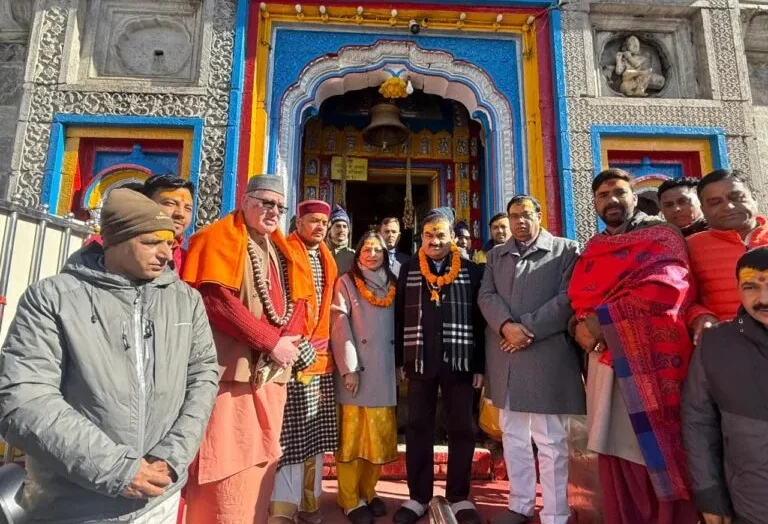 केदारनाथ धाम में VIP दर्शन पर बवाल, अडानी ने किया दर्शन और रोपवे परियोजना का लिया जायजा
