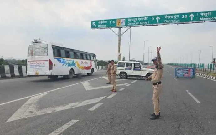 वीकेंड ट्रैफिक मैनेजमेंट में दून पुलिस की बड़ी सफलता, भारी दबाव के बावजूद नहीं लगा लंबा जाम