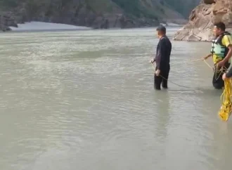 ऋषिकेश में बड़ा हादसा: गंगा में नहाते समय मेरठ के दो पर्यटक बहे, तलाश जारी