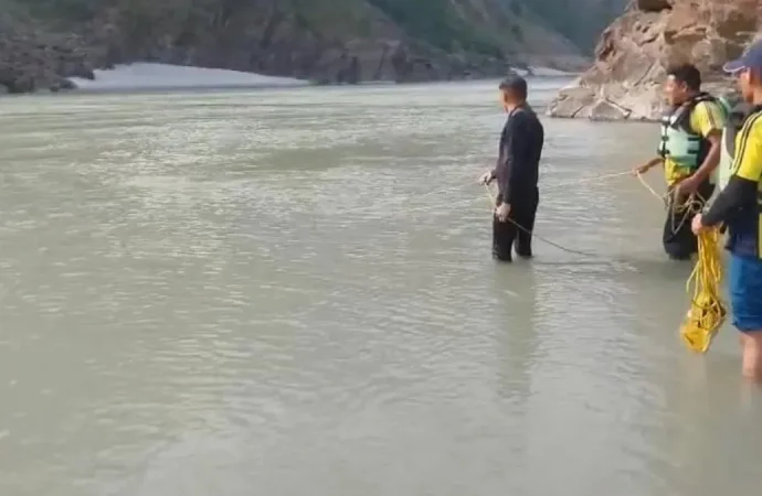 ऋषिकेश में बड़ा हादसा: गंगा में नहाते समय मेरठ के दो पर्यटक बहे, तलाश जारी