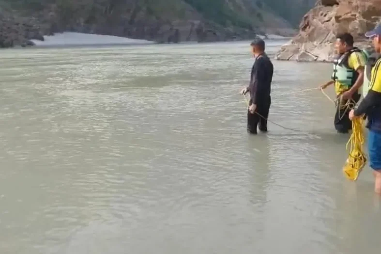 ऋषिकेश में बड़ा हादसा: गंगा में नहाते समय मेरठ के दो पर्यटक बहे, तलाश जारी