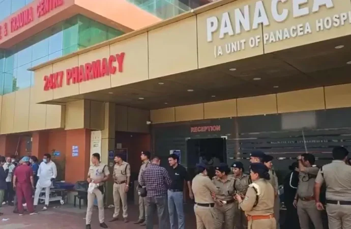 देहरादून अस्पताल में AC ब्लास्ट से लगी आग, पुलिस ने जान जोखिम में डाल बचाए मरीज