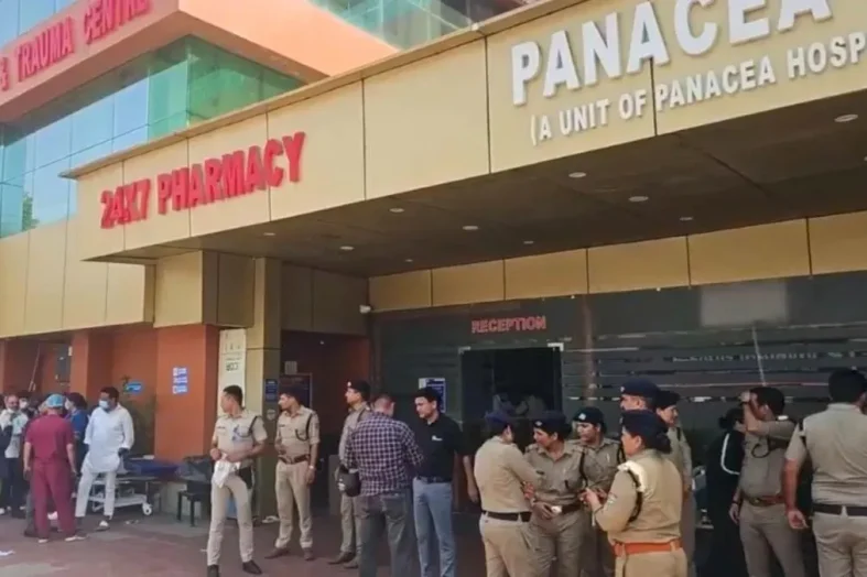 देहरादून अस्पताल में AC ब्लास्ट से लगी आग, पुलिस ने जान जोखिम में डाल बचाए मरीज