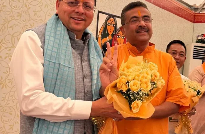 पश्चिम बंगाल में पहली बार भाजपा सरकार, शपथ ग्रहण समारोह में शामिल हुए सीएम धामी
