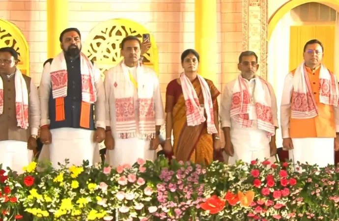 असम में NDA सरकार का शपथ ग्रहण समारोह, मुख्यमंत्री धामी रहे शामिल