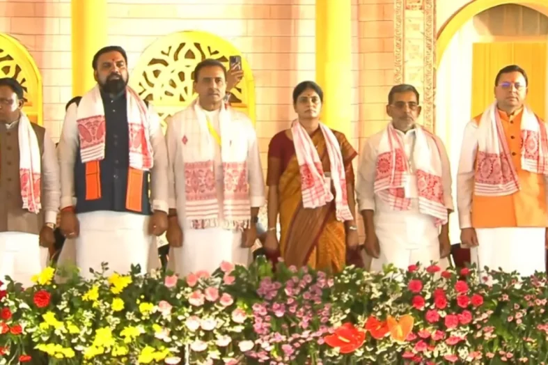 असम में NDA सरकार का शपथ ग्रहण समारोह, मुख्यमंत्री धामी रहे शामिल