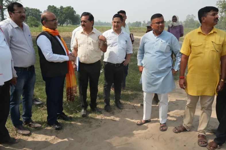 नेपाल सीमा पर बाढ़ सुरक्षा कार्य तेज, सचिव ने किया निरीक्षण
