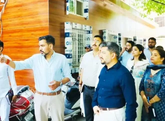 डीएम डॉ. आशीष चौहान का कलेक्ट्रेट में औचक निरीक्षण; परखीं व्यवस्थाएं