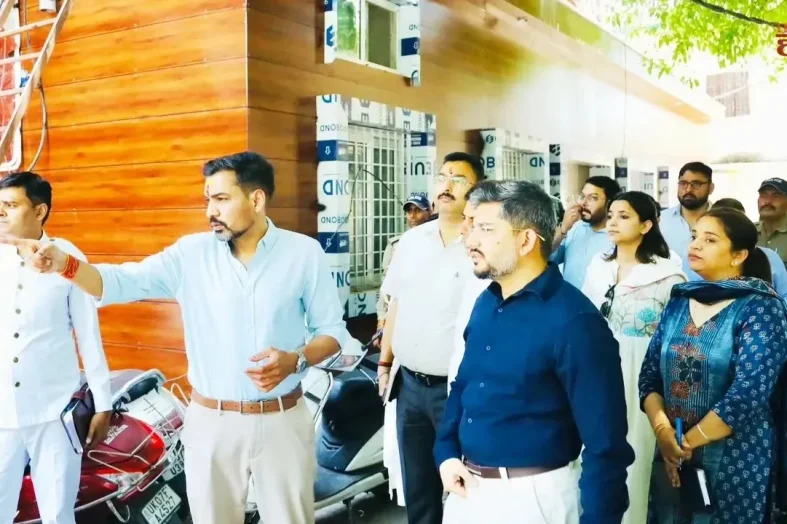 डीएम डॉ. आशीष चौहान का कलेक्ट्रेट में औचक निरीक्षण; परखीं व्यवस्थाएं