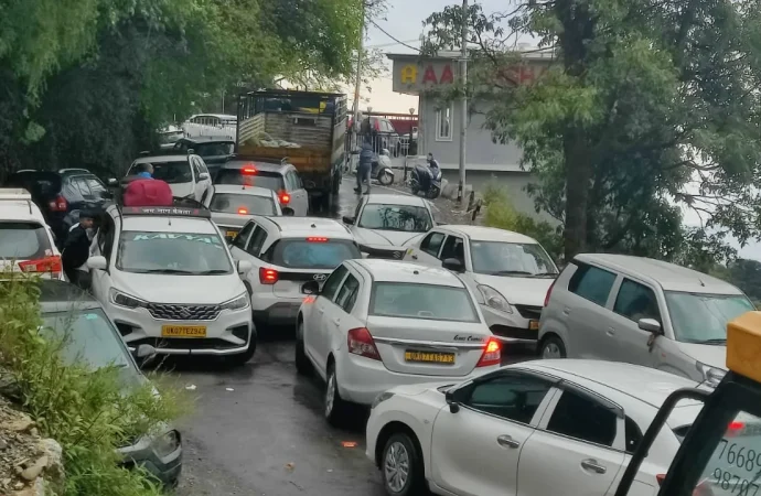 मसूरी में वीकेंड महाजाम: रेंग रही गाड़ियां, पर्यटन छवि पर लग रहा दाग