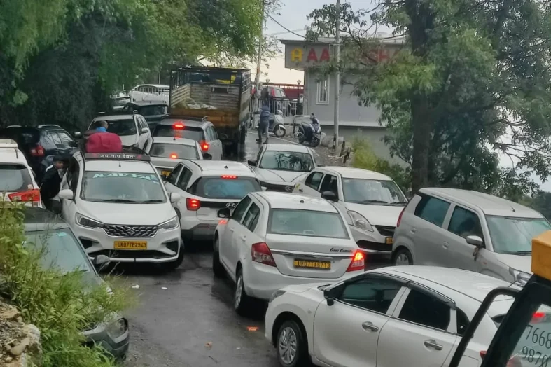 मसूरी में वीकेंड महाजाम: रेंग रही गाड़ियां, पर्यटन छवि पर लग रहा दाग
