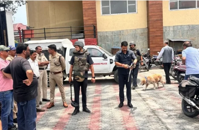 देहरादून और मसूरी में बम धमकी से हड़कंप, पुलिस और सुरक्षा एजेंसियां अलर्ट।