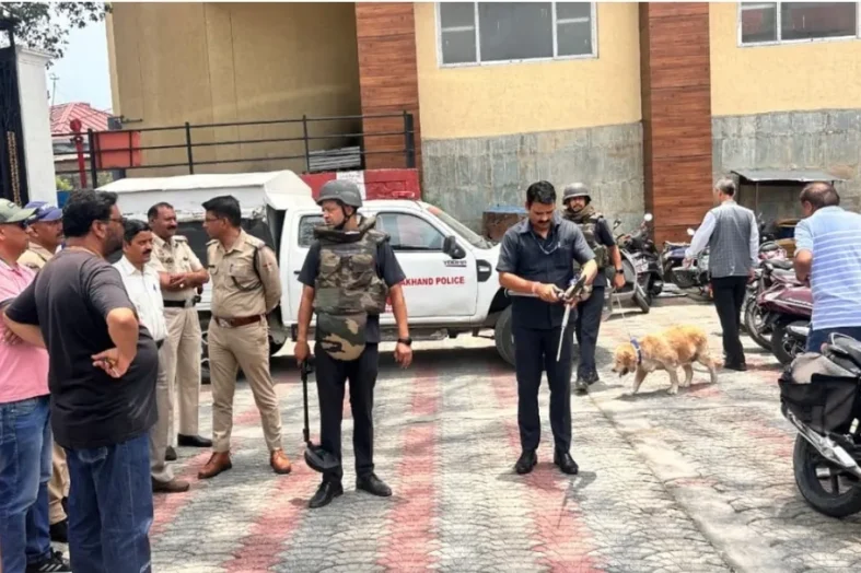 देहरादून और मसूरी में बम धमकी से हड़कंप, पुलिस और सुरक्षा एजेंसियां अलर्ट।