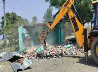देहरादून में एक्शन: शीशम बाड़ा में सरकारी जमीन पर बनी अवैध मजार ध्वस्त, चला बुलडोजर