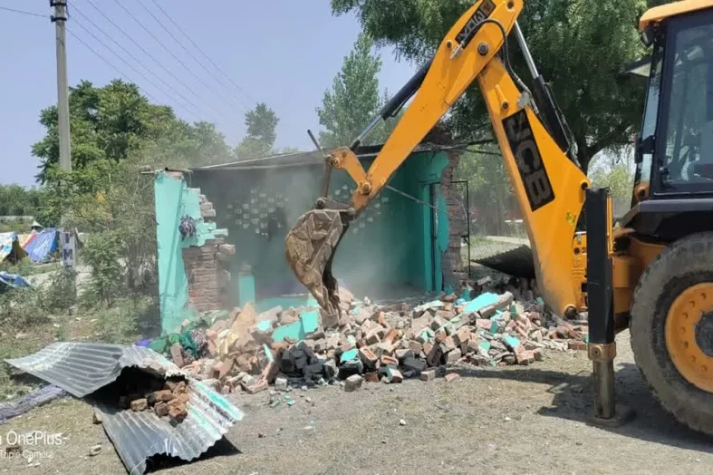 देहरादून में एक्शन: शीशम बाड़ा में सरकारी जमीन पर बनी अवैध मजार ध्वस्त, चला बुलडोजर
