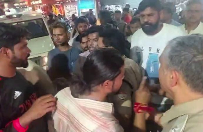 किशोरी से दुष्कर्म के बाद उपजा था विवाद, दुकान में तोड़फोड़ मामले में 4 नामजद और 25 अज्ञात पर FIR