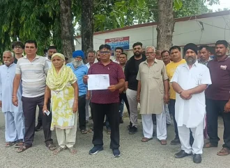 सीएम का नाम लेकर जमीन बेचने का दबाव? रुद्रपुर में किसानों ने उद्योगपति पर लगाए गंभीर आरोप