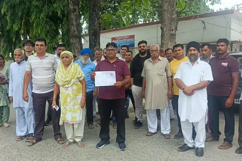 सीएम का नाम लेकर जमीन बेचने का दबाव? रुद्रपुर में किसानों ने उद्योगपति पर लगाए गंभीर आरोप