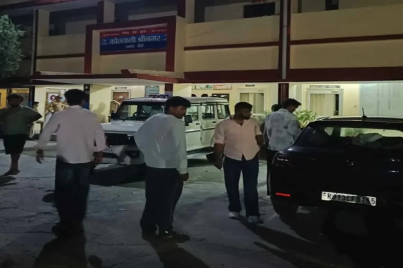 श्रीनगर में ओवरटेक को लेकर बवाल, स्थानीय युवकों और राजस्थान के यात्रियों में मारपीट; 10 हिरासत में