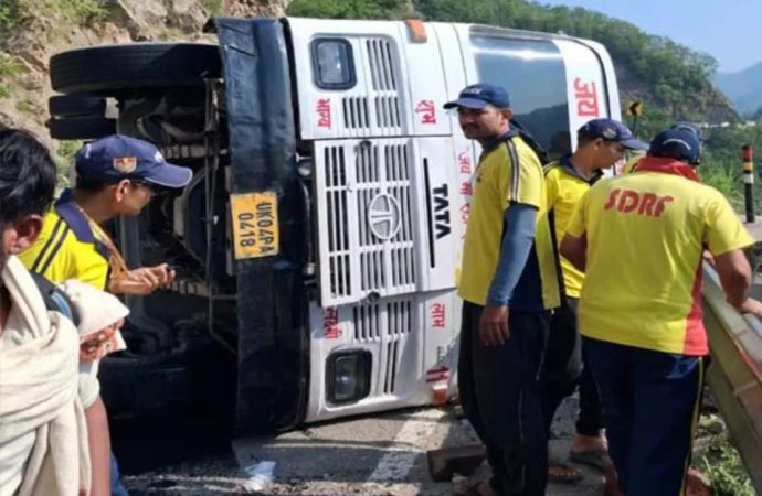 तोताघाटी के पास पलटी चारधाम यात्रियों से भरी बस, ब्रेक फेल होने से हुआ हादसा, 39 लोग थे सवार