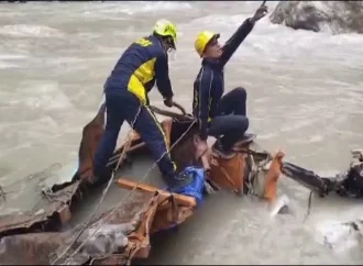 हेलंग के पास बड़ा हादसा: अलकनंदा नदी में गिरा ट्रक, चालक की मौत