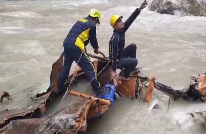 हेलंग के पास बड़ा हादसा: अलकनंदा नदी में गिरा ट्रक, चालक की मौत