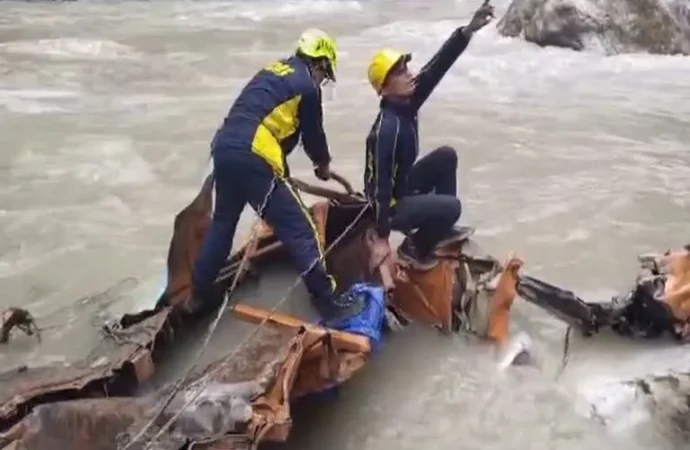 हेलंग के पास बड़ा हादसा: अलकनंदा नदी में गिरा ट्रक, चालक की मौत