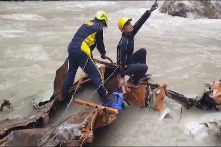 हेलंग के पास बड़ा हादसा: अलकनंदा नदी में गिरा ट्रक, चालक की मौत