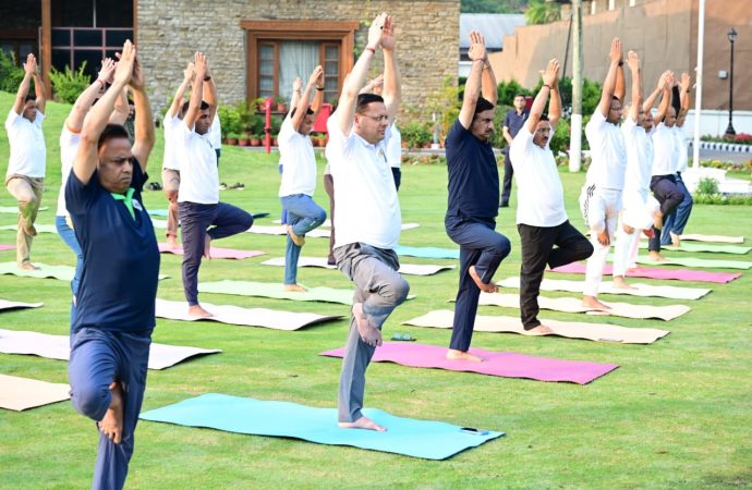 21 जून से पहले योगमय हुआ मुख्यमंत्री आवास, CM धामी ने किया योगाभ्यास