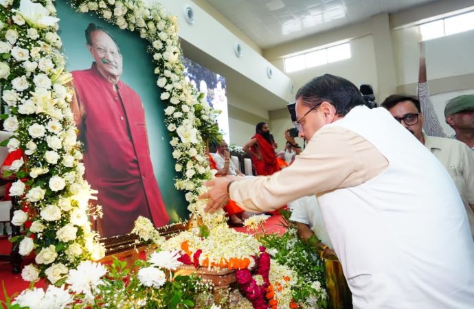 देहरादून: श्रद्धांजलि सभा में पहुंचे सीएम धामी, मेजर जनरल खण्डूड़ी को किया नमन
