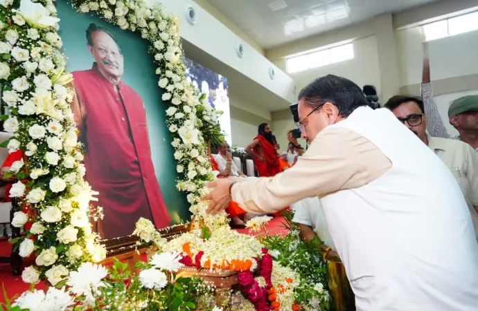 देहरादून: श्रद्धांजलि सभा में पहुंचे सीएम धामी, मेजर जनरल खण्डूड़ी को किया नमन