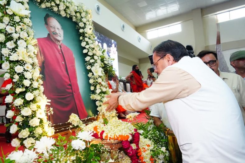 देहरादून: श्रद्धांजलि सभा में पहुंचे सीएम धामी, मेजर जनरल खण्डूड़ी को किया नमन