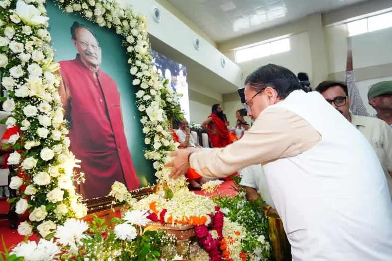देहरादून: श्रद्धांजलि सभा में पहुंचे सीएम धामी, मेजर जनरल खण्डूड़ी को किया नमन