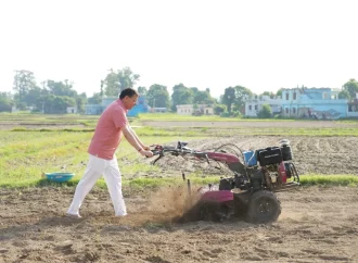 मुख्यमंत्री धामी ने खेत में चलाया टिलर, पारंपरिक कृषि और जैविक खेती को बढ़ावा देने का दिया संदेश