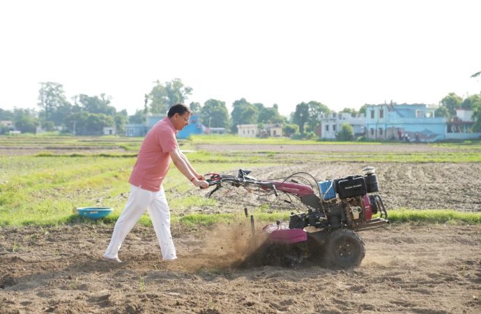 मुख्यमंत्री धामी ने खेत में चलाया टिलर, पारंपरिक कृषि और जैविक खेती को बढ़ावा देने का दिया संदेश