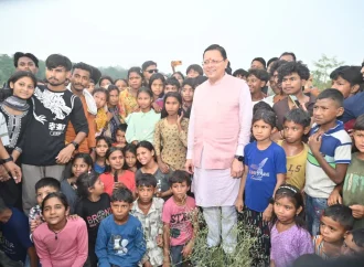 बच्चों के बीच पहुंचे सीएम धामी, सफलता के मंत्र देकर बढ़ाया उत्साह