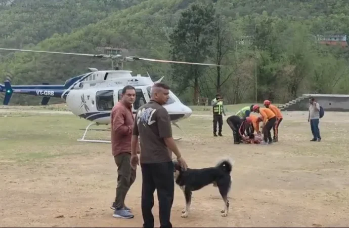 हाई-अल्टीट्यूड रेस्क्यू: मदमहेश्वर धाम से हेलीकॉप्टर के जरिए बचाई यात्री की जान