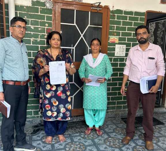 एसआईआर अभियान ने पकड़ी रफ्तार, 1882 मतदेय स्थलों पर घर-घर पहुंच रहे बीएलओ
