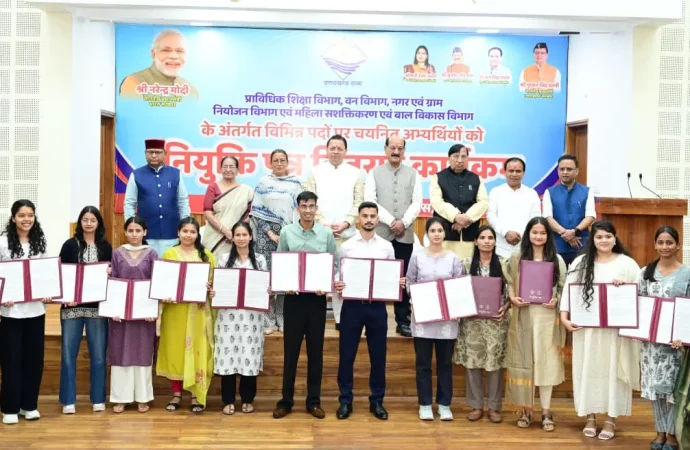 उत्तराखंड: वन और बाल विकास समेत 4 विभागों को मिले 276 नए अफसर, CM ने बांटे नियुक्ति पत्र