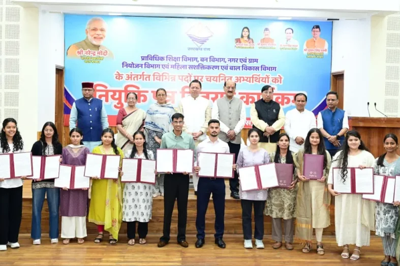 उत्तराखंड: वन और बाल विकास समेत 4 विभागों को मिले 276 नए अफसर, CM ने बांटे नियुक्ति पत्र